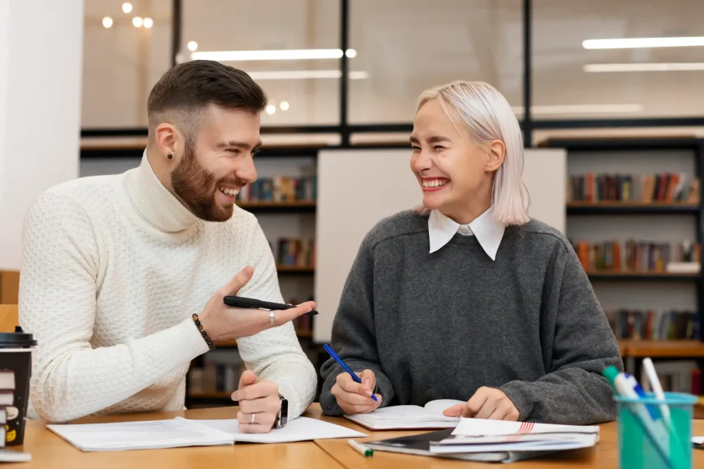 deux étudiants en conversation