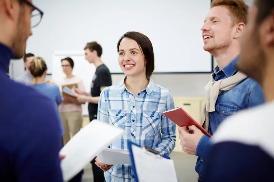 groupe d'étudiants en conversation